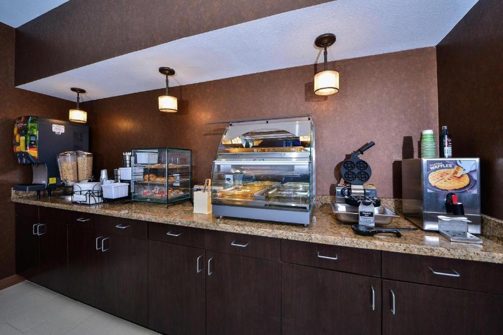 Americas Best Value Inn & Suites Cuero Exterior photo
